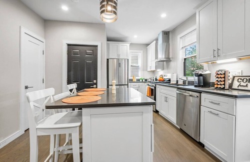 Highland Park Apartment | Spacious 3BR for 10 | Prime Boston Location