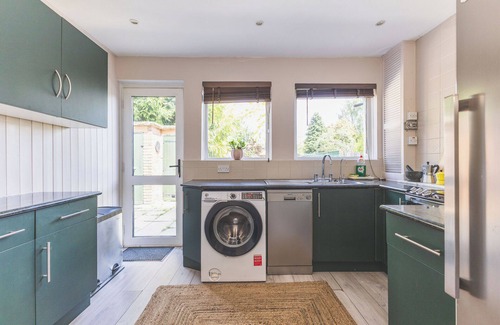 Richmond-upon-Thames House | Spacious 3BR Home | Huge Garden + Free Parking