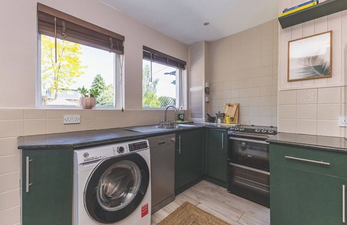 Richmond-upon-Thames House | Spacious 3BR Home | Huge Garden + Free Parking
