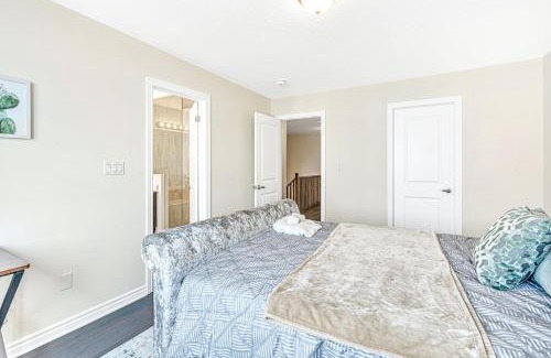 Thorold House | Spacious 3BR House with Modern Comforts