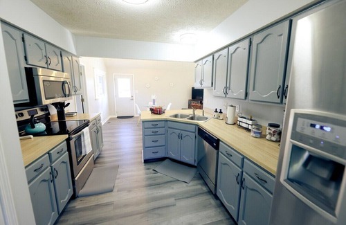 Wayne House | Spacious 3BR|King Bed |Airport |Deck*Grill*Firepit