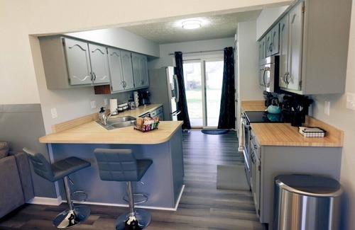Wayne House | Spacious 3BR|King Bed |Airport |Deck*Grill*Firepit