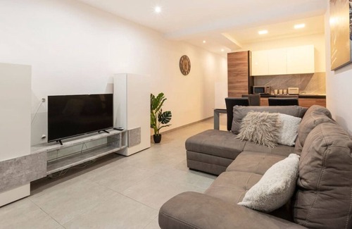 St. Paul's Bay Apartment | Spacious 3BR designer home just off the promenade