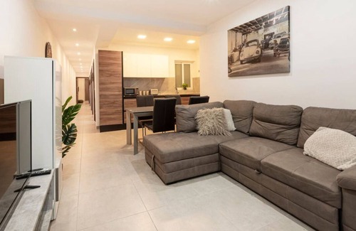 St. Paul's Bay Apartment | Spacious 3BR designer home just off the promenade