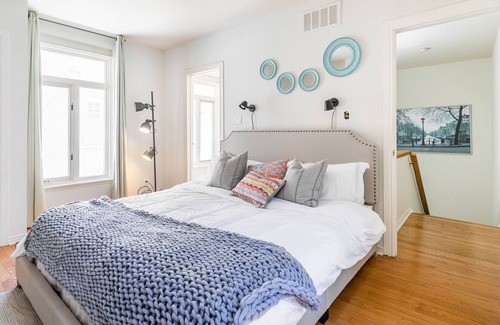 Cabbagetown South House | Spacious 3BR, near Dundas, Eaton. Parking/BBQ/deck
