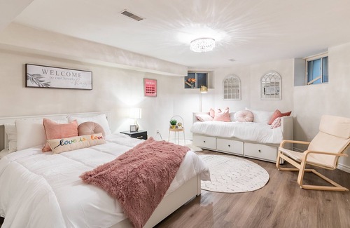 Cabbagetown South House | Spacious 3BR, near Dundas, Eaton. Parking/BBQ/deck