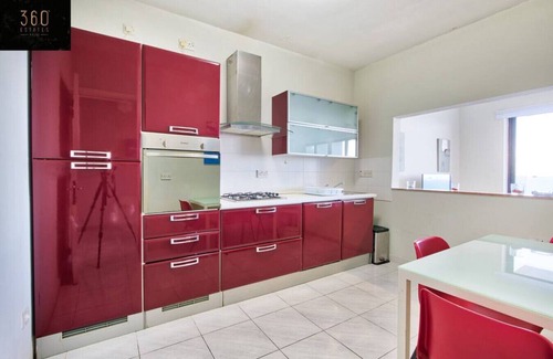Tower Road Apartment | Spacious 3BR opposite beach - AC