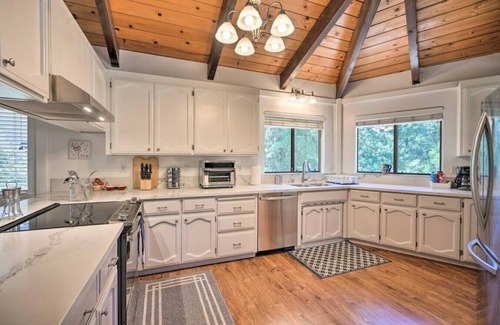 Apple Hill House | Spacious 3BR Retreat | Sleeps 10 | Free Parking