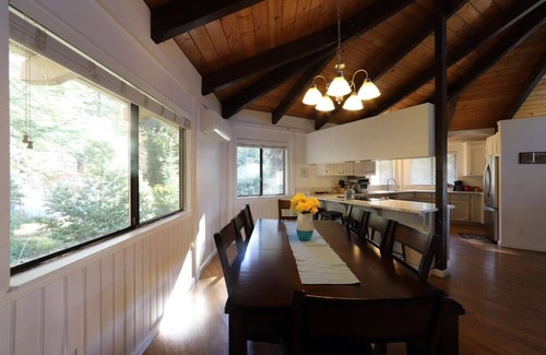 Apple Hill House | Spacious 3BR Retreat | Sleeps 10 | Free Parking