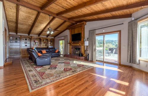 Oakhurst House | Spacious 3BR Retreat with Hot Tub & Mountain Views