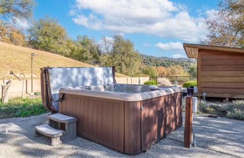 Oakhurst House | Spacious 3BR Retreat with Hot Tub & Mountain Views