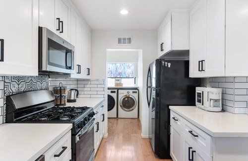 Ontario House | Spacious 3BR Single Family Home with Parking