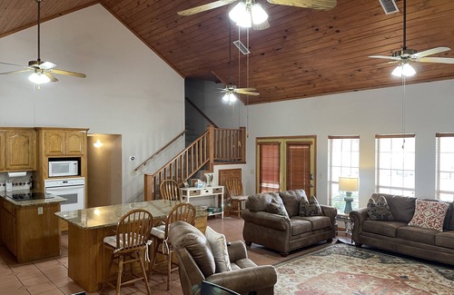Marathon House | Spacious 3BR Stay Shared Pool - Perfect for families.