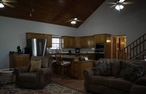 Marathon House | Spacious 3BR Stay Shared Pool - Perfect for families.