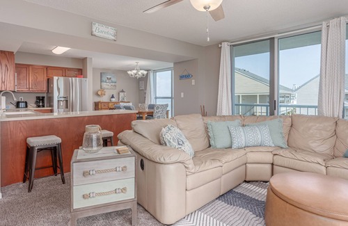 Pensacola Beach Condo | Spacious 3rd floor condo with views of Gulf and the Bay-TT3F