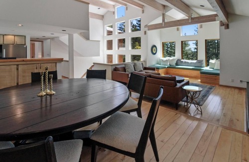 Lake Forest Cabin | Spacious 4/5BR 4BA Tahoe Retreat w/Hot Tub – Walk to Lake & Near Ski Resorts
