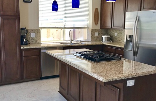 Vista House | Spacious 4 Bd home convenient to Legoland, Carlsbad Outlets, beaches.