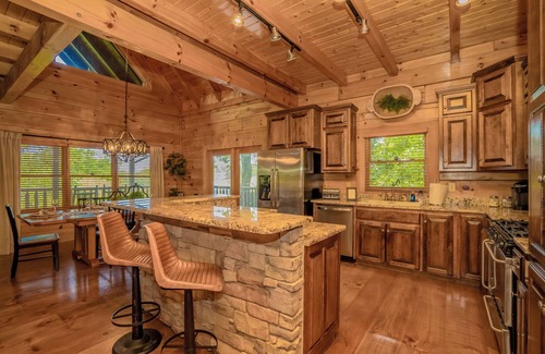 Pigeon Forge House | Spacious 4 Bd King Hot tub Pigeon Forge Pool Cabin