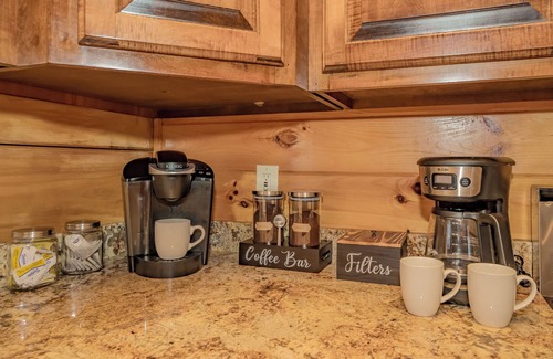 Pigeon Forge House | Spacious 4 Bd King Hot tub Pigeon Forge Pool Cabin