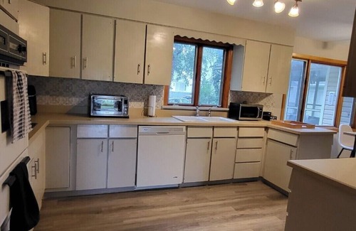 Lorain House | Spacious 4-bdrm house 30 mins Cedar point, walking distance beach, Tennis court