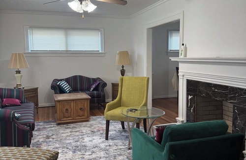 Cleveland House | Spacious 4-bedroom Near Cleveland Clinic, Downtown