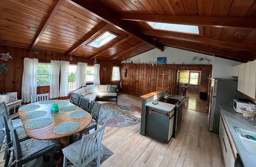 Narragansett House | Spacious 4 Bed, 2 Bath Home in quiet Edgewater Neighboorhood