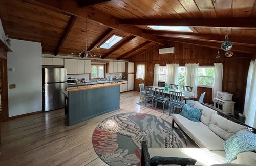 Narragansett House | Spacious 4 Bed, 2 Bath Home in quiet Edgewater Neighboorhood