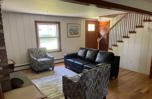 Narragansett House | Spacious 4 Bed, 2 Bath Home in quiet Edgewater Neighboorhood