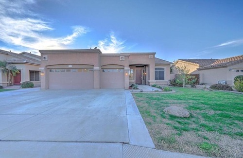 San Tan Ranch House | Spacious 4 bed 2 bath with Game Room and Hot Tub.