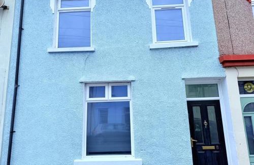 Adamsdown House | Spacious 4 Bed Cardiff House Near City Centre with Parking