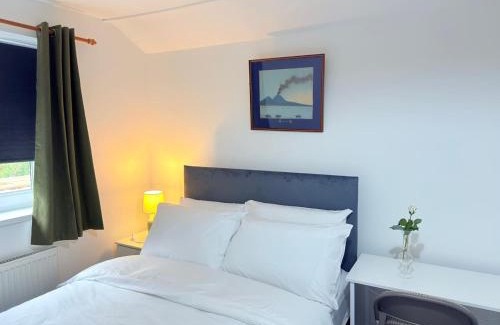 Adamsdown House | Spacious 4 Bed Cardiff House Near City Centre with Parking