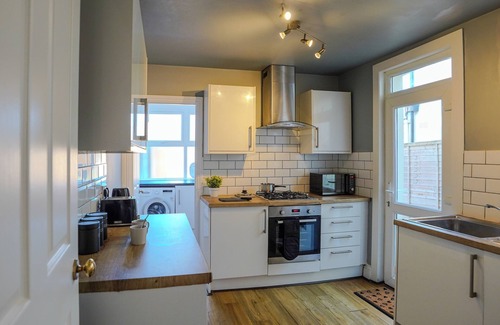 Shortlands House | Spacious 4 Bed Central Property w/Free Parking and Garden Dining