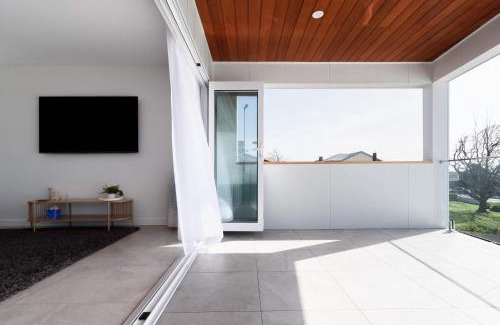 Bridport House | Spacious 4-Bed Coastal Retreat with Ocean Views