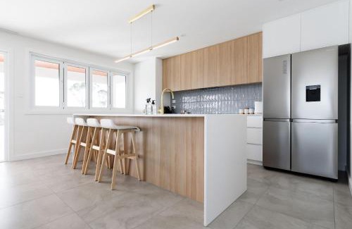 Bridport House | Spacious 4-Bed Coastal Retreat with Ocean Views