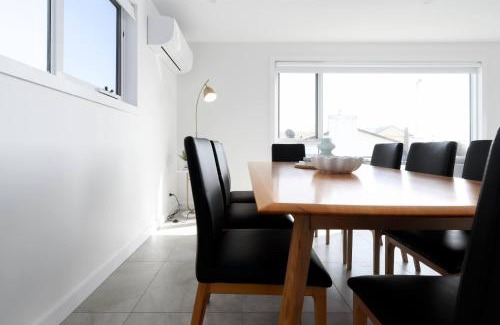 Bridport House | Spacious 4-Bed Coastal Retreat with Ocean Views