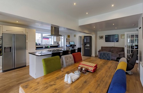 Moseley House | Spacious 4-Bed Family Home with Garden & Parking | Pass the Keys