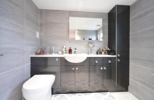 Portsmouth Apartment | Spacious 4-Bed Family House