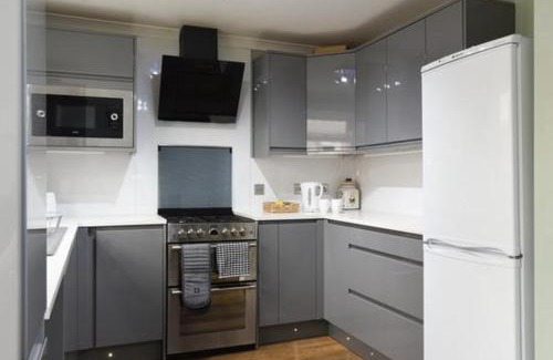 Portsmouth Apartment | Spacious 4-Bed Family House