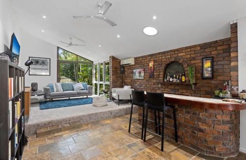 Currumbin Waters House | Spacious 4-bed Home with Waterfront Pontoon
