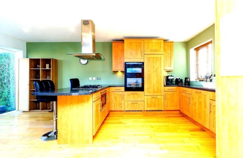 Pill House | Spacious 4-Bed Home! WiFi ! Parking Great Location