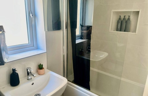 Bilston Hotel | Spacious 4-Bed in Vibrant Community with Family Park & Garden Oasis!