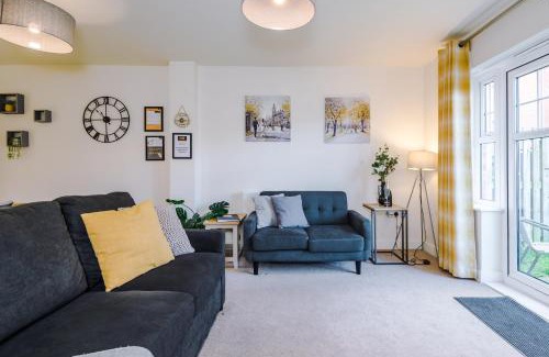 Crewe House | Spacious 4-Bed Townhouse in Crewe by 53 Degrees Property, Ideal for Contractors & Business, FREE Parking