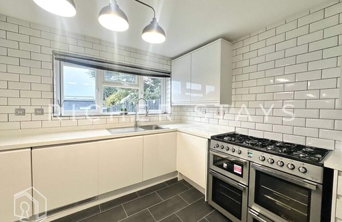 Havering House | Spacious 4-Bedroom Home | Driveway & Garden
