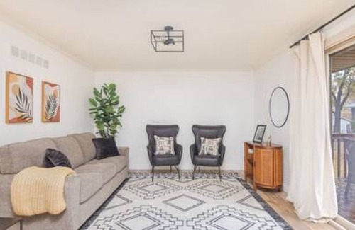 West Des Moines House | Spacious 4 Bedroom Family Friendly Home