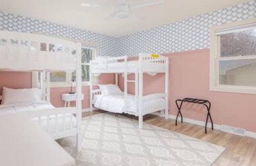 West Des Moines House | Spacious 4 Bedroom Family Friendly Home