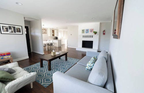 Renton House | Spacious 4-bedroom 2-bath retreat free parking with AC wifi near to SeaTac