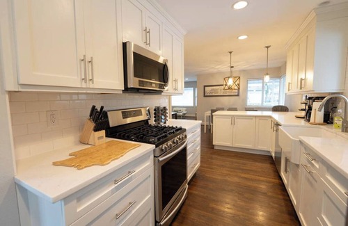 Renton House | Spacious 4-bedroom 2-bath retreat free parking with AC wifi near to SeaTac