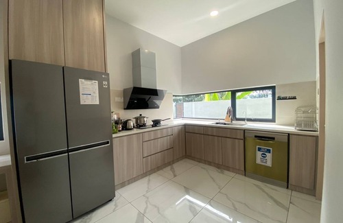 Kampung Bukit Merbah House | Spacious 4-bedroom 5 full bath semi-D hillside house with beds for 16pax