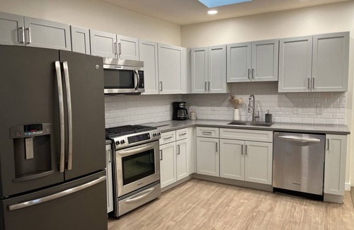 Southeast Apartment | Spacious 4-bedroom apt in Capitol Hill w/parking, outdoor space, views, METRO