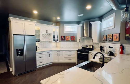 North Lawndale Apartment | Spacious 4-bedroom apartment with WiFi, AC in gorgeous Chicago